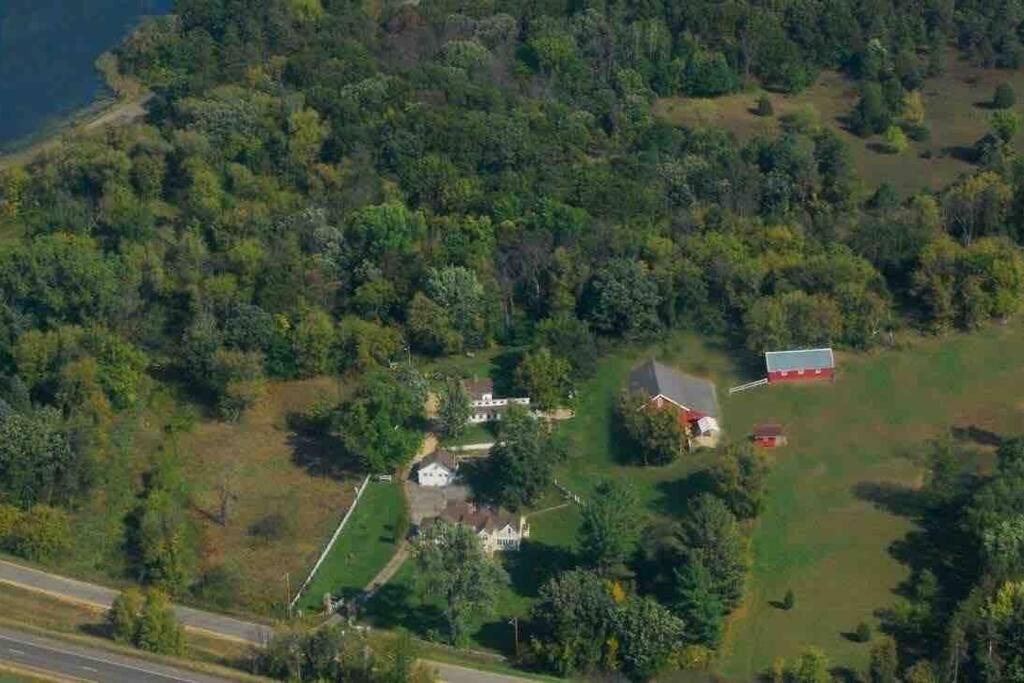 Corn Crib Cottage Barn And Villa At Hope Glen Farm Cottage Grove Exterior photo