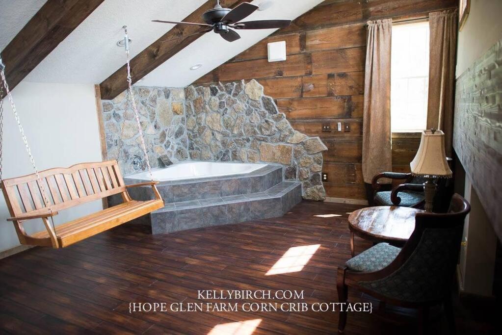 Corn Crib Cottage Barn And Villa At Hope Glen Farm Cottage Grove Exterior photo
